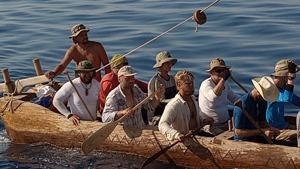 Expedice Monoxylon IV přeplula na člunu vydlabaném z kmene stromu Egejské moře z východu na západ - kormidelník a klidná hladina