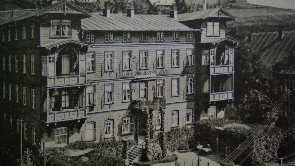 Dobová pohlednice Lázeňského domu