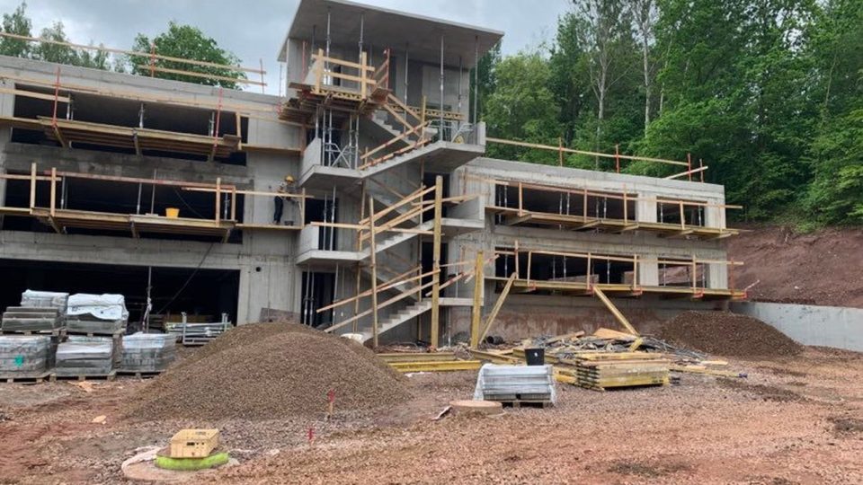 V náchodské nemocnici dělníci dokončují nový parkovací dům pro pacienty a zaměstnance