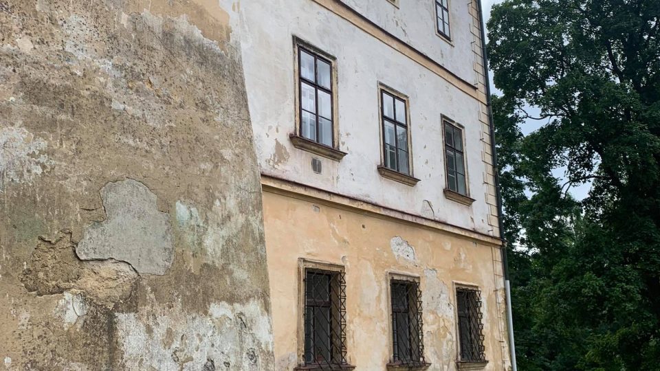 Při obnově fasády zámku v Adršpachu našli řemeslníci renesanční fresku