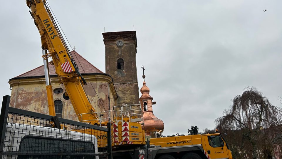 Pilníkov si nadělil netradiční vánoční dárek. Na věž zdejšího kostela se vrací opravená kopule