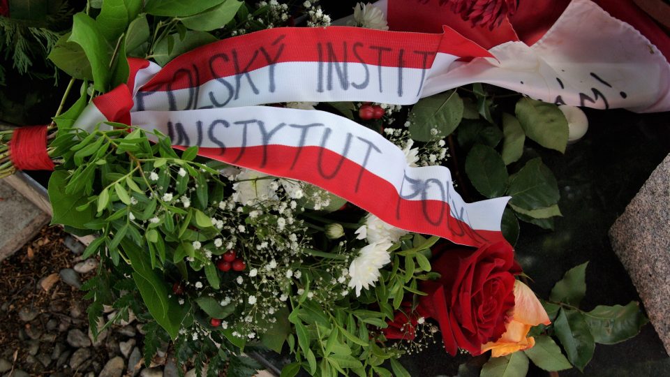 Poprvé po padesáti letech se za tehdejší zločin přišel k pomníčku za Poláky omluvit polský diplomat 