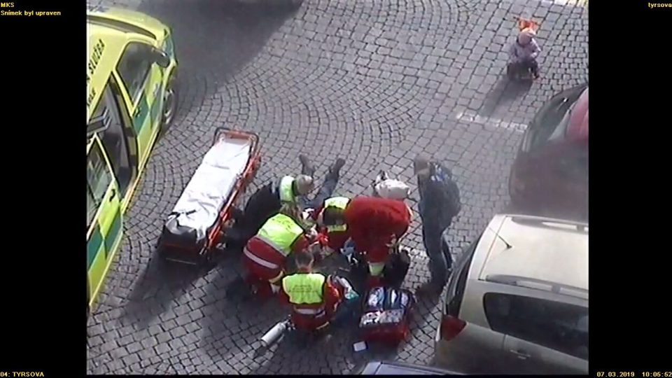 Strážnice Městské policie pomohla zachránit život ženě přímo na náměstí v Náchodě