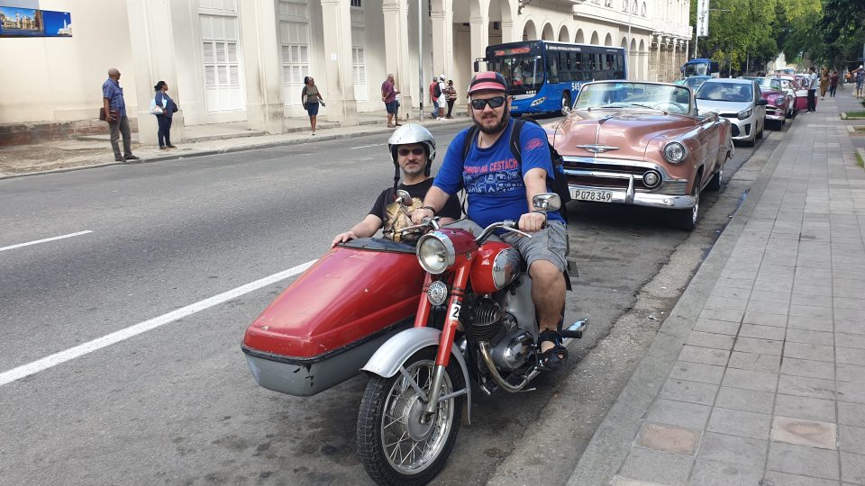 Naše Jawa na cestování po Havaně, já za řidítky a kamarád Pavel v sajdě