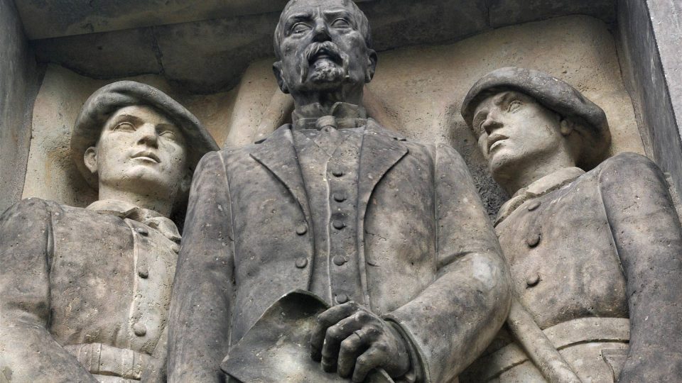 Reliéf na průčelí památníku připomíná i prvního československého prezidenta Tomáše G. Masaryka