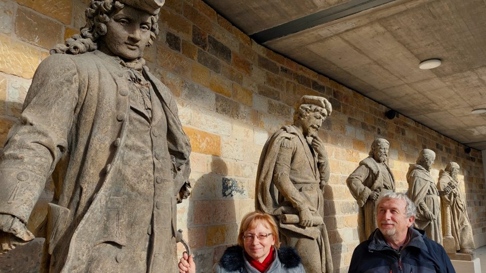 Pod dohledem zrestaurovaných pískovcových soch vod Mořice Černila v novém atriu hořického muzea