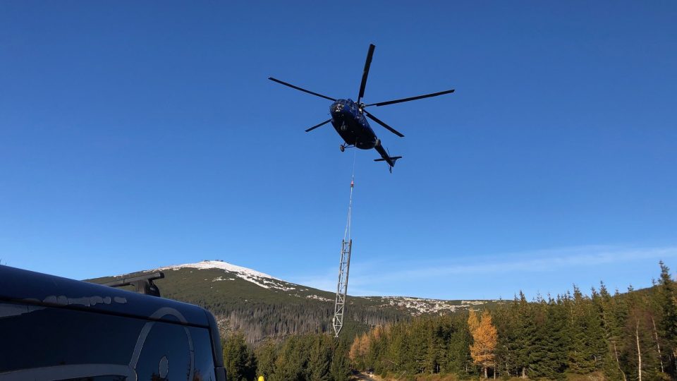 Vrtulník transportoval nové podpěry pro lanovku na vrchol naší nejvyšší hory