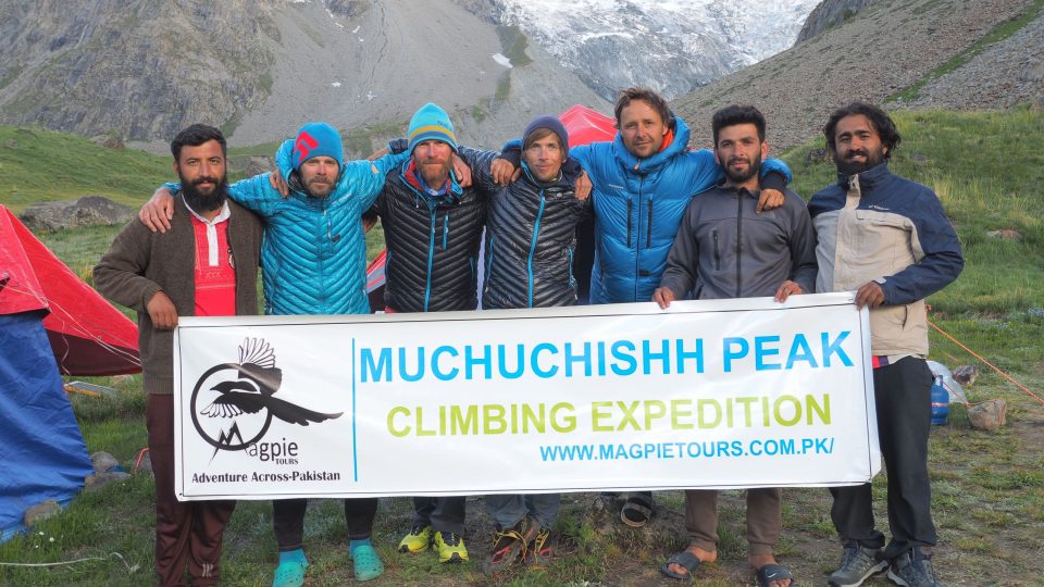 Nejvyšší dosud nevylezená hora světa Muču Kiš (7 453 m n. m.) v severním Pákistánu přivítala na svém vrcholu českou trojici Zdeněk Hák, Radoslav Groh a Jaroslav Bánský