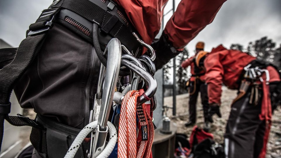 Hasiči v Deštném v Orlických horách cvičili záchranu osob z lanovky