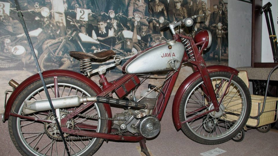 Motocykl Jawa z roku 1934 na vyvýšeném pódiu