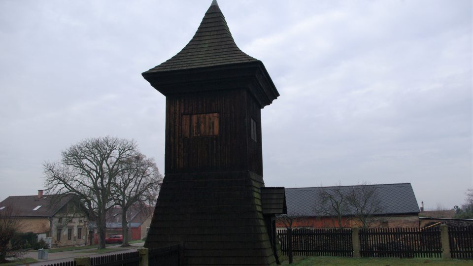 Dřevěná zvonička u kostela sv. Jiří