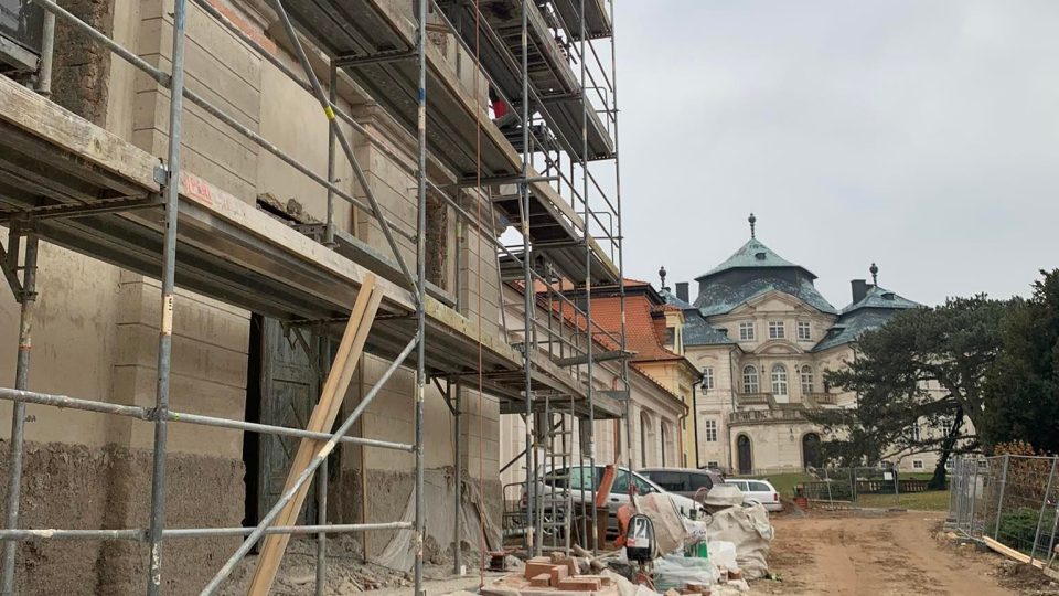 Zámek Karlova Koruna v Chlumci nad Cidlinou bude mít opravenou historickou konírnu a jízdárnu