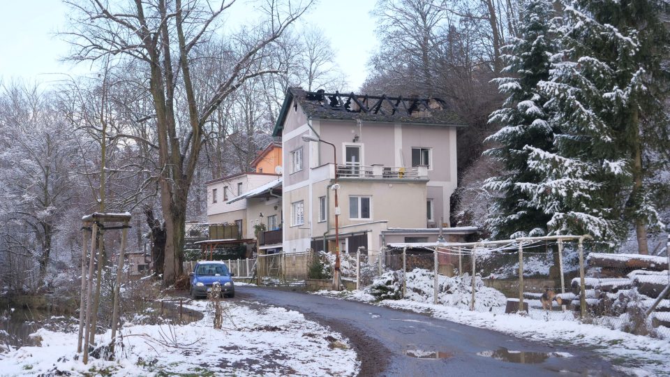 Přes 400 tisíc korun už lidé věnovali mladé rodině, která přišla ve Dvoře Králové nad Labem po požáru o střechu nad hlavou