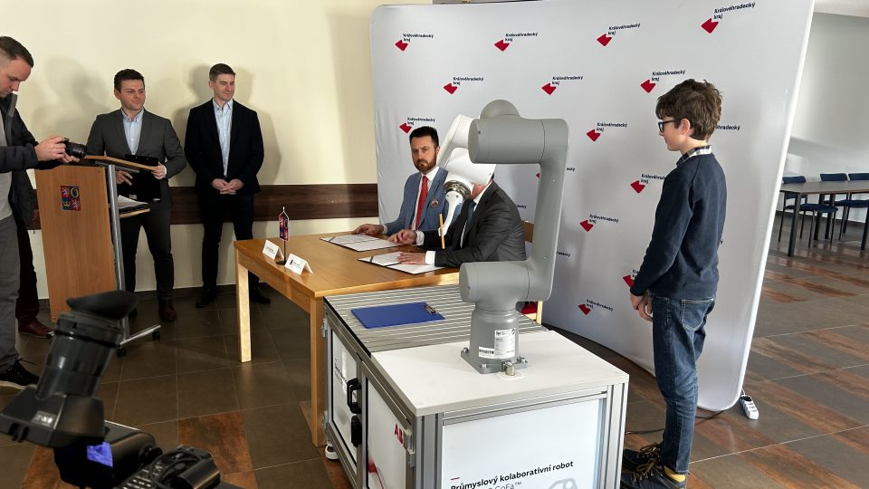 Studenti Krkonošského gymnázia ve Vrchlabí testují programovatelnou robotickou ruku