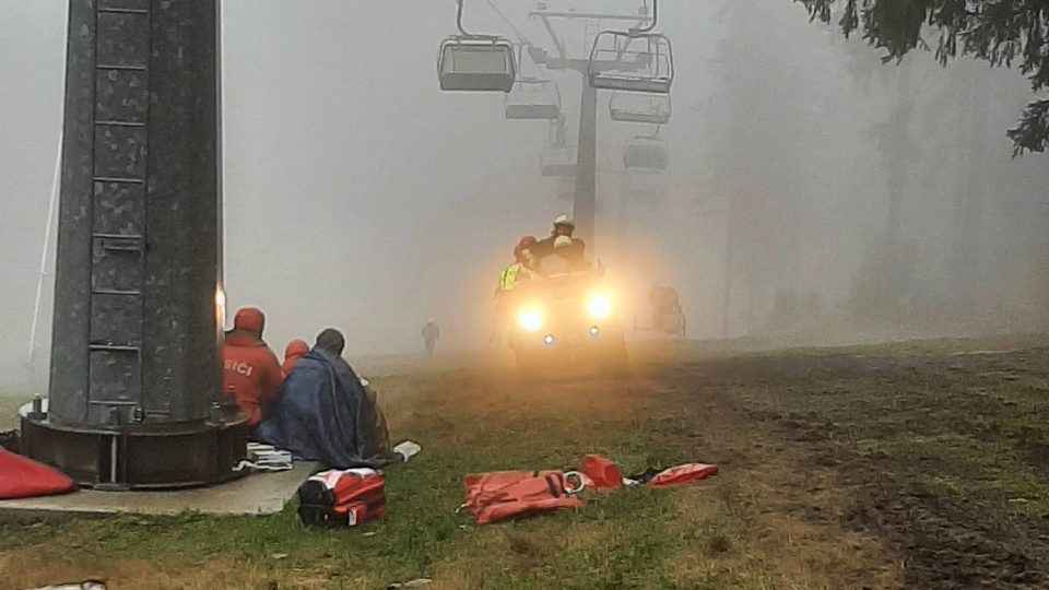 Při cvičení záchranáři z lanovky v Deštném v Orlických horách evakuovali a ošetřili desítky lidí