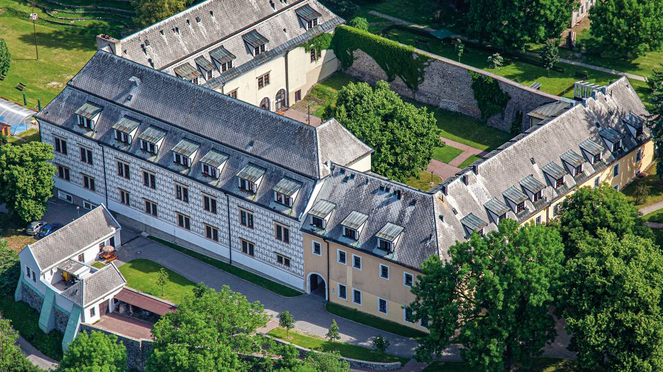 Renesanční zámek v Bystrém nechal vybudovat Jan Bezdružický z Kolovrat v letech 1586 - 1590 jako trojkřídlou jednopatrovou budovu