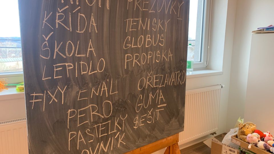 Místnost v hasičské zbrojnici v Malých Svatoňovicích se změnila ve školní třídu pro ukrajinské děti
