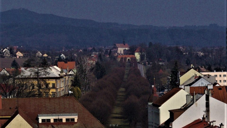 Valdštejnova lipová alej z Jičína do Valdic pohledem z jičínské věžové brány