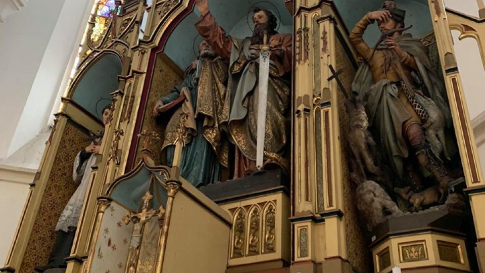 Oltáře v novogotickém kostele svatého Petra a Pavla v Trutnově Poříčí čeká kompletní obnova