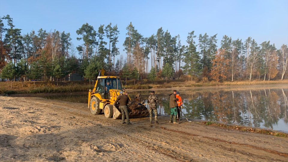 Na Stříbrném rybníku v Hradci Králové čistili pracovníci městských lesů pláže od sinic