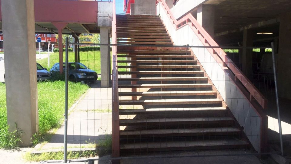 Hradec Králové musel kvůli havarijnímu stavu uzavřít čtyři schodiště na Benešově třídě
