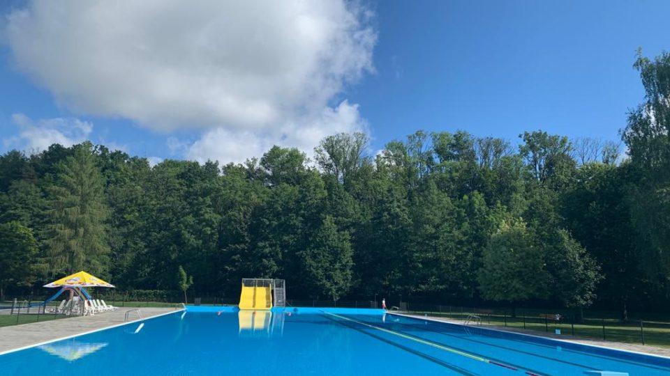 Ve Vamberku po dvou letech otevřeli venkovní koupaliště s opraveným bazénem a novou skluzavkou