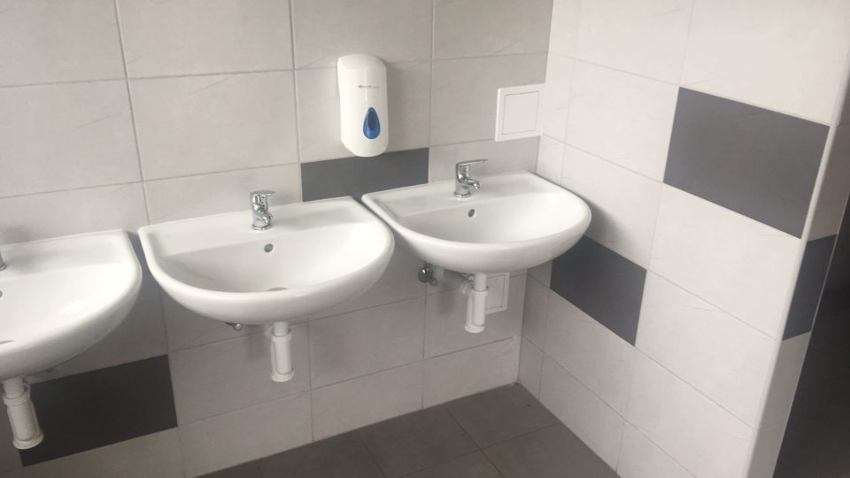 Opravené toalety na Všesportovním stadionu v Hradci Králové