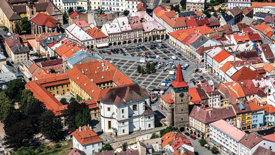Na Valdštejnově náměstí v Jičíně se nachází unikátní soubor historických domů. Má obdélníkový tvar a vévodí mu renesanční Valdická brána, zámek a chrám sv. Jakuba Většího