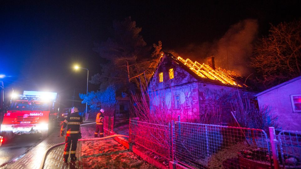 Požár stavení v Jasenné na Náchodsku likvidovalo sedm jednotek hasičů