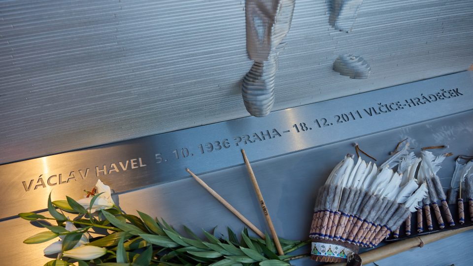 Václava Havla uctil Trutnov pamětní deskou v životní velikosti. Jejím autorem je sochař Michal Gabriel