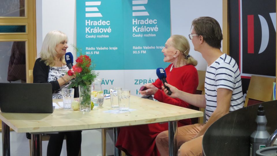 Soňa Červená spolu s Janem Sklenářem a Ladou Klokočníkovou v rozhlasové kavárně