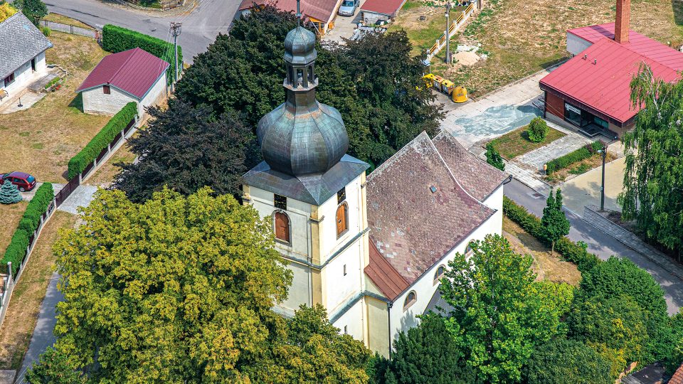 Kostel sv. Jiří v Hněvčevsi je jednolodní, obdélníkového půdorysu s pravoúhlým presbytářem. Má pozdně gotický profilovaný portál. Loď je sklenuta dřevěnou valenou klenbou
