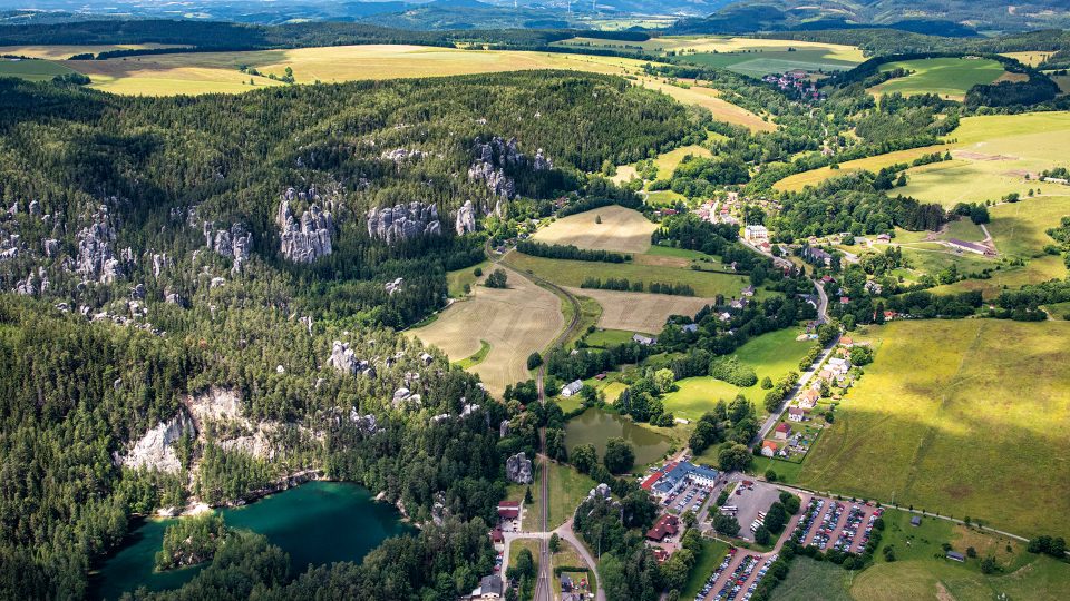 Národní přírodní rezervace Adršpašsko-teplické skály byla vyhlášena již v roce 1933 k ochraně zachovalých celků skalních měst. Tolik fascinujících zákoutí uvidíte málokde