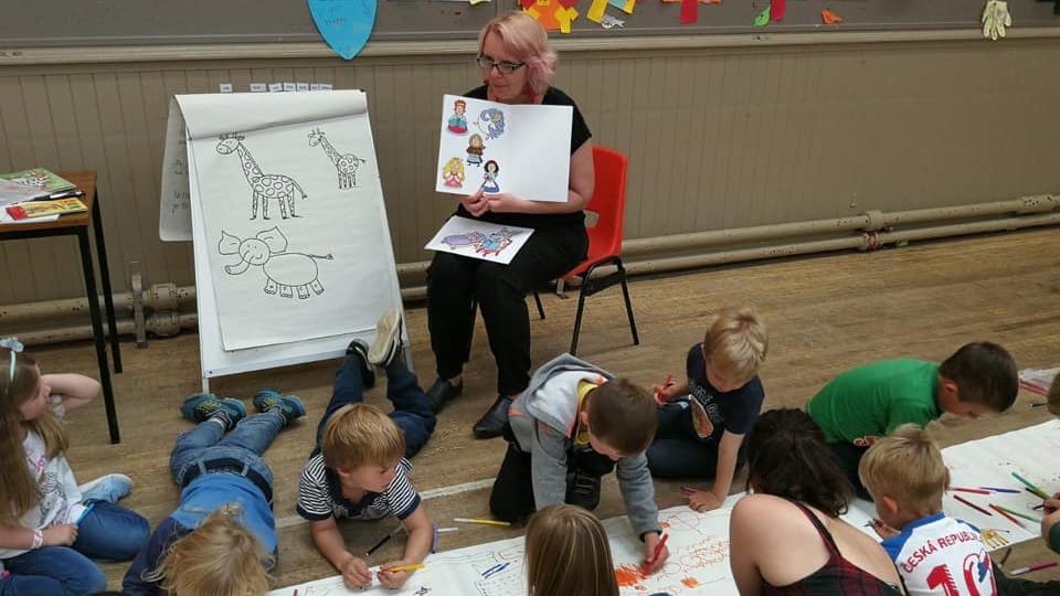 Ilustrátorka Vendula Hegerová přiletěla udělat pro děti do Skotska workshop