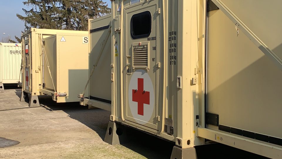 Podmínky, které v dnešní době mají armádní lékaři, by se za polní daly označit jen stěží. Moderní kontejnery jim dokáží poskytnout zázemí a vybavení, které se vyrovná některým běžným nemocnicím