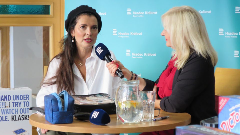 Lucía Gibodová Hrušková v rozhlasové kavárně spolu s Ladou Klokočníkovou