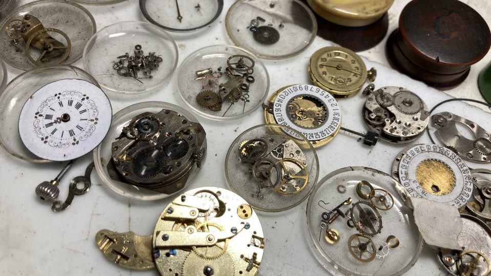 Staré ručičkové hodinky jsou jako drahocenný šperk, říká hodinář Tomáš Fábera