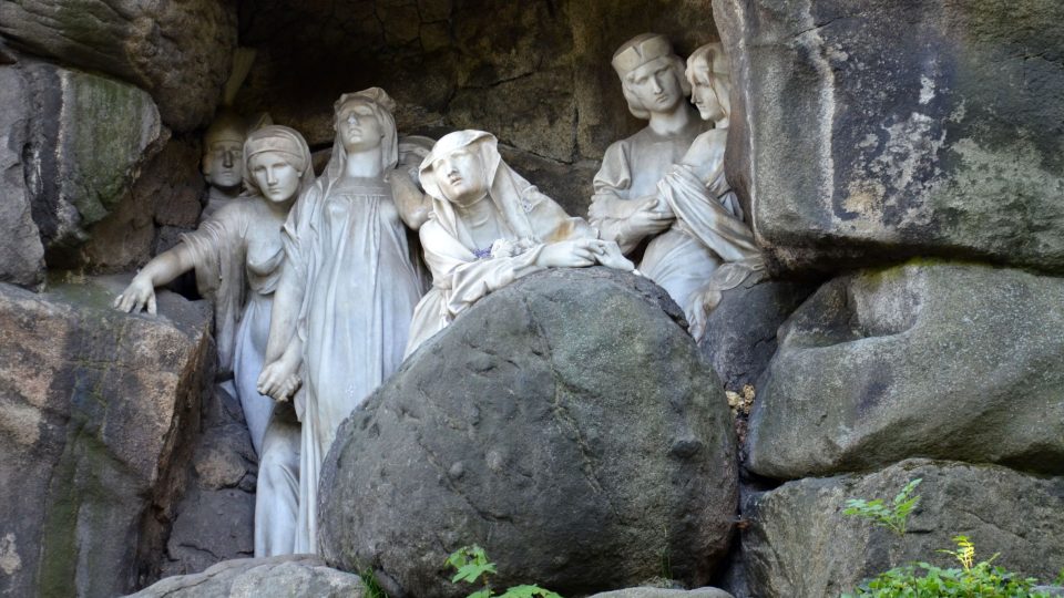 Sousoší tvoří postavy ze Zeyerových děl. Sestra Paskalina, dále pak Kazi, Teta a Libuše, Radúz a Mahulena, Amis a Amil