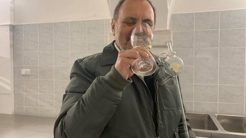 Na Rychnovsku by mohly být vinice. Prozatím na zámku v Doudlebách zkoušejí zrání vína v sudech