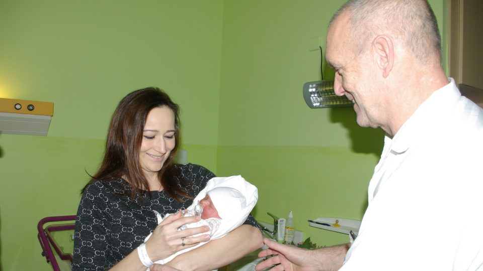 Porodníkem Aničky byl primář gynekologicko - porodnického oddělení Oblastní nemocnice v Jičíně MUDr. Lubomír Voltr