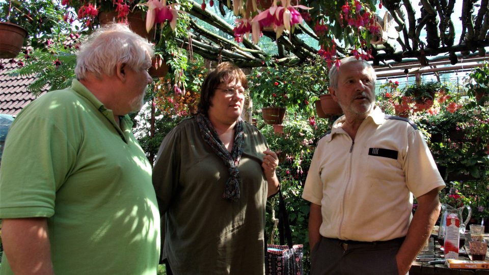 Pavel Sucharda (vpravo) provází návštěvníky zahrady u Květinové chaloupky