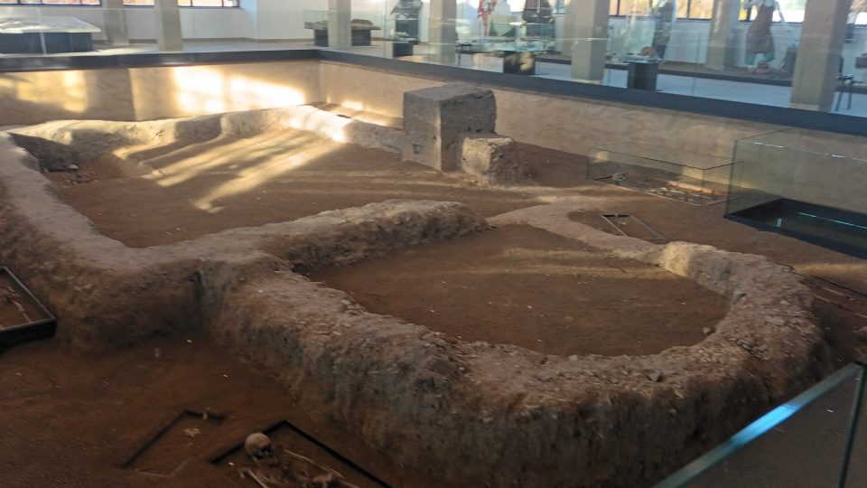 Dominantou expozice jsou obnažené základy kostela z 9. století