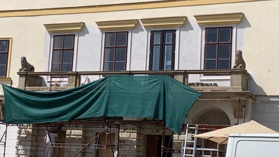 Zámek v Adršpachu bude opět vypadat jako nový, s původní žlutou fasádou