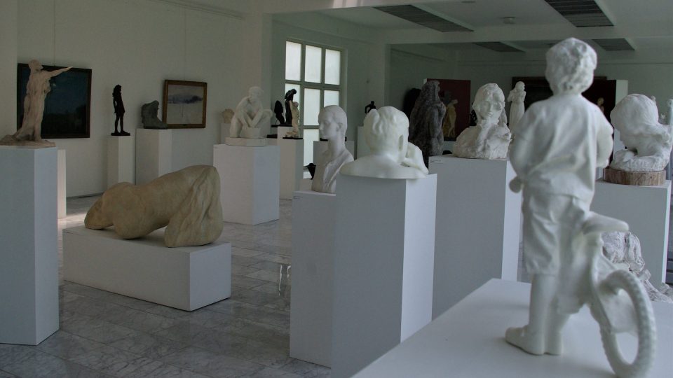Gabrielovy sochy se na chvíli staly i zajímavým konfrontačním doplňkem stále expozice klasického sochařství v hořické galerii plastik