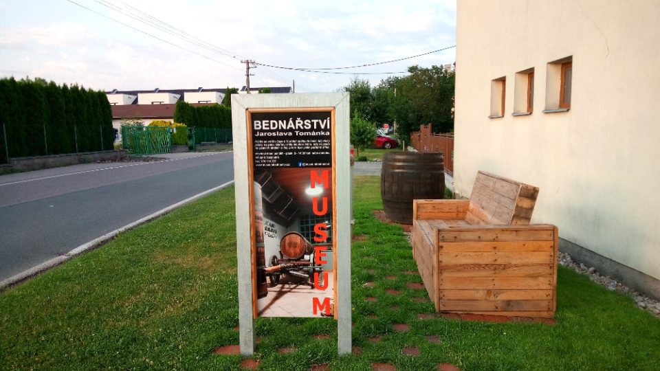 Muzeum bednářství Jaroslava Tománka najdete v obci Praskačka u Hradce Králové