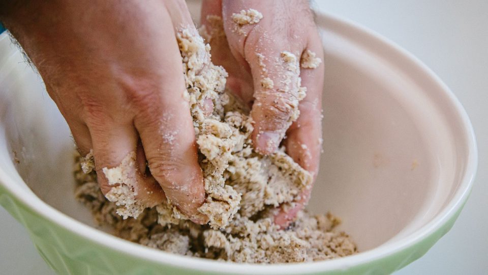 Hněteme rukama, ale ne moc dlouho, aby se těsto nepřehnětlo