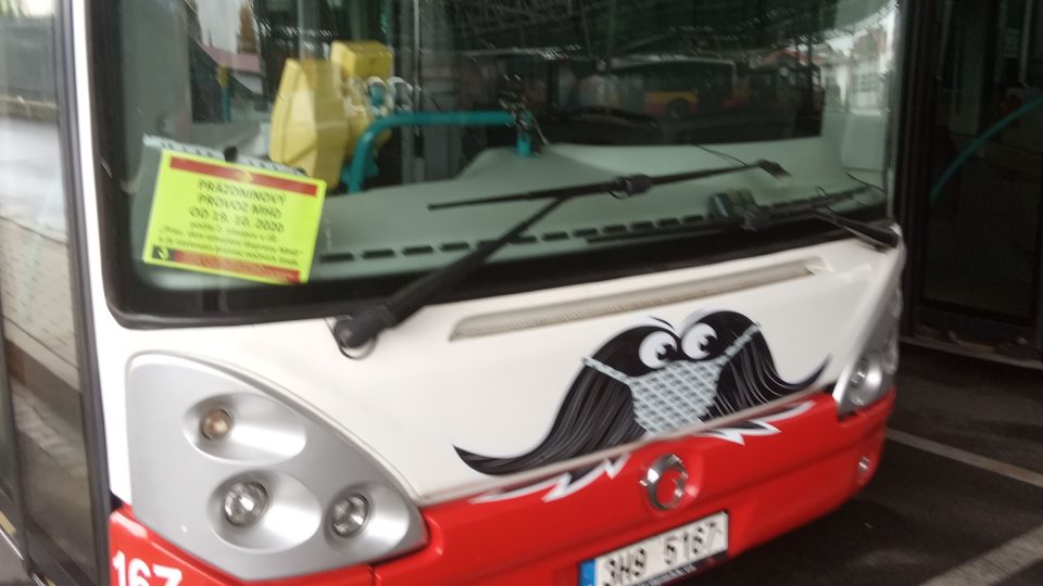 Movember a výzdoba vozů v městské hromadné dopravě v Hradci Králové