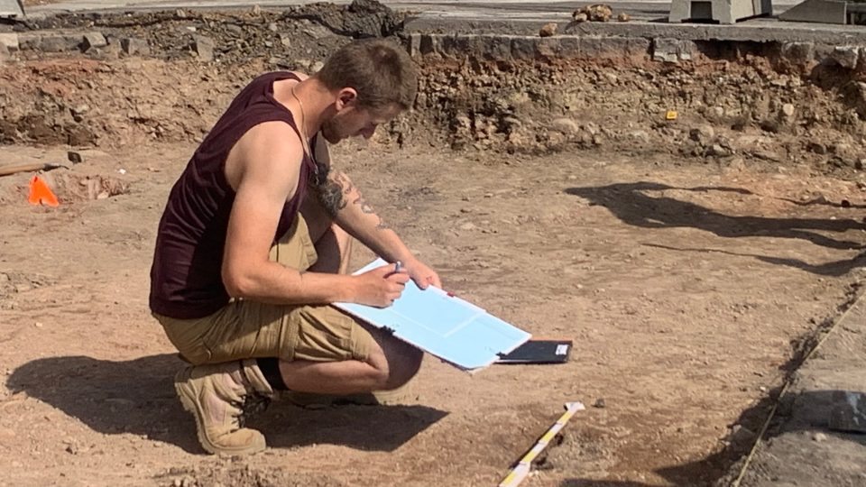 V České Skalici na Náchodsku je v plném proudu archeologický průzkum části náměstí