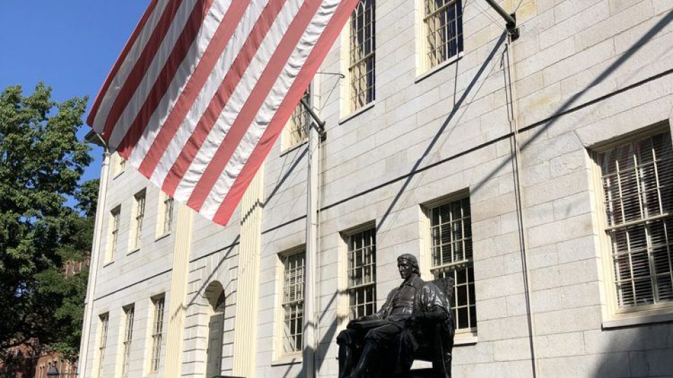 Socha Johna Harvarda před budovou Harvardovy univerzity