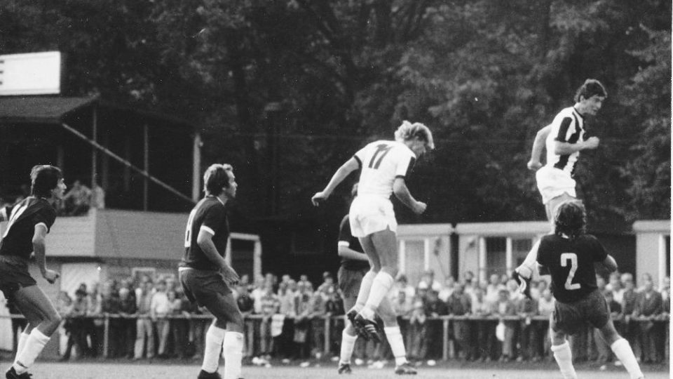 Hřiště u nemocnice - fotbalové derby s Pardubicemi 1983- hlavičkují Matějka a Černý z Hradce Králové